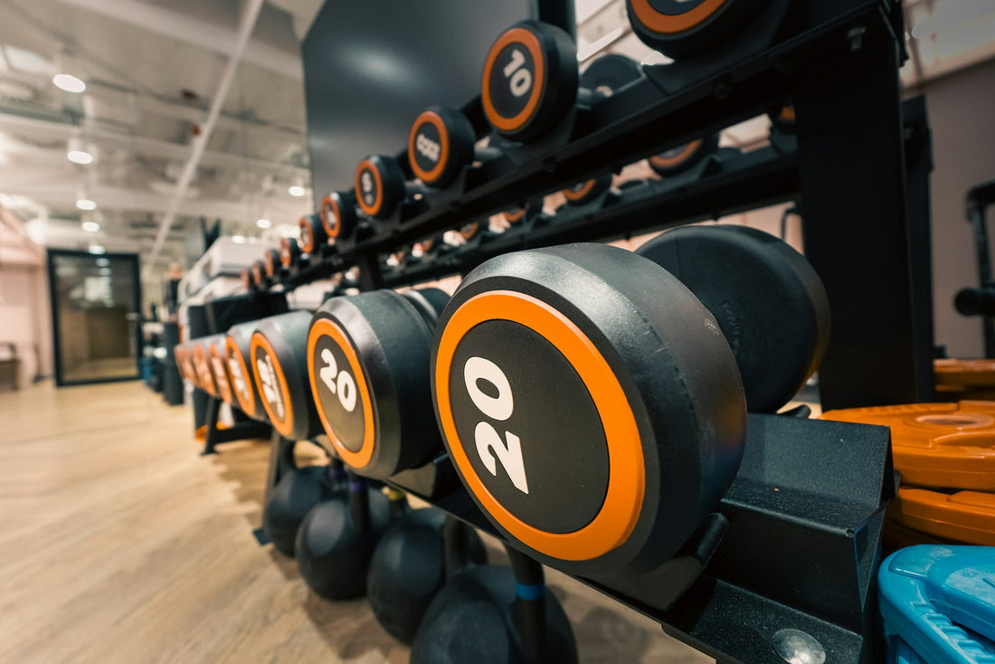 Kurzhanteln und Trainingsequipment bereit für ein Krafttraining